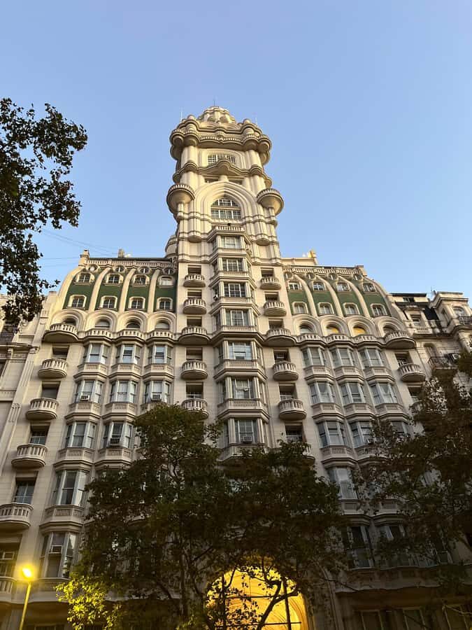 100% History and architecture of Buenos Aires - Avenida de Mayo: where European-style architecture meets Buenos Aires identity