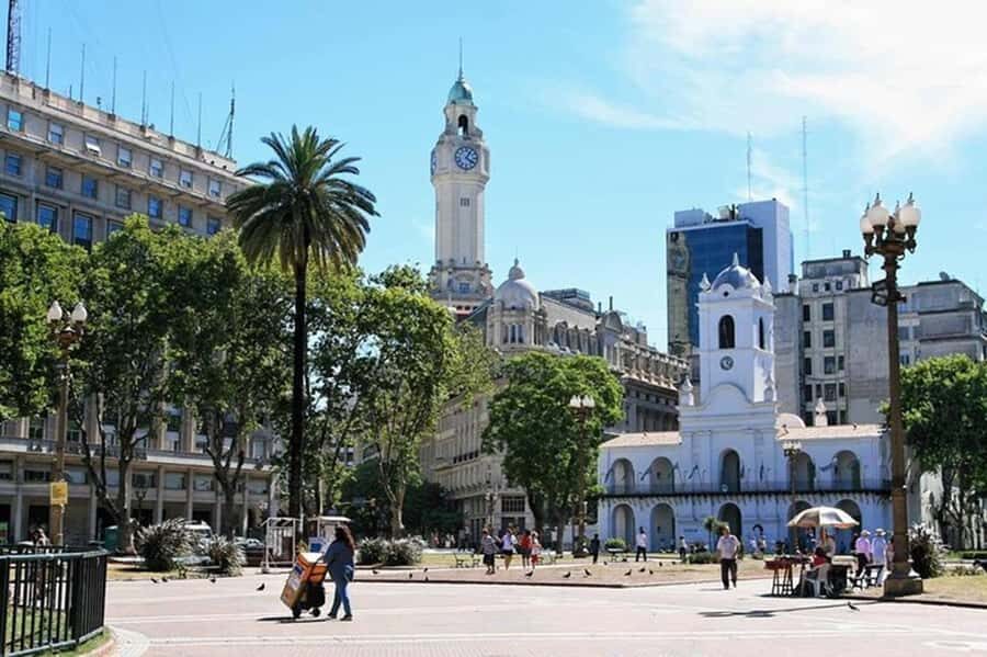 5hs Small Group City Tour of Buenos Aires with Street Food - Your guide’s job: connect the history to what you see
