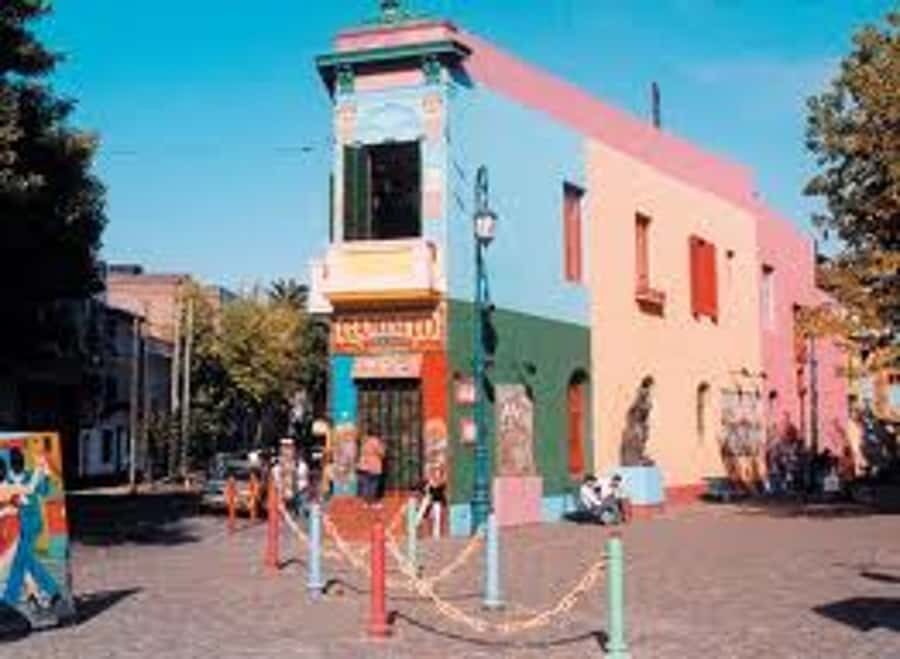 Buenos Aires City Tour with Luxury Lunch - Plaza de Mayo, San Martín, and Congreso: Architecture as a Compass