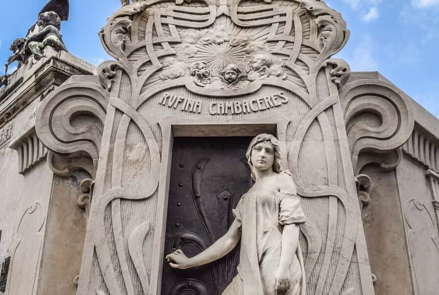 Buenos Aires: La Recoleta Cemetery Guided Tour in English - Meeting point details that save you from standing in the wrong place