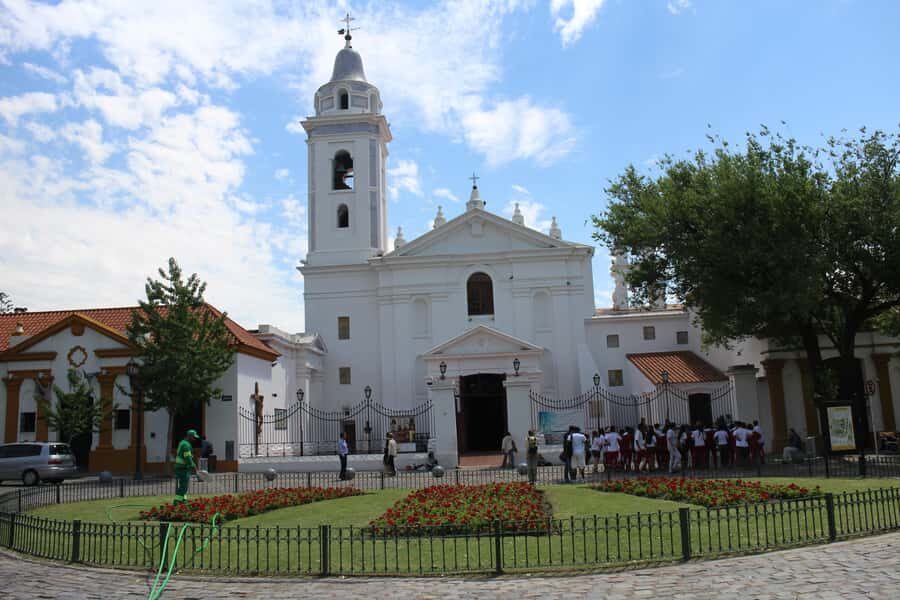 Buenos Aires: Recoleta Neighborhood Walking Tour - Recoleta: why this neighborhood feels different