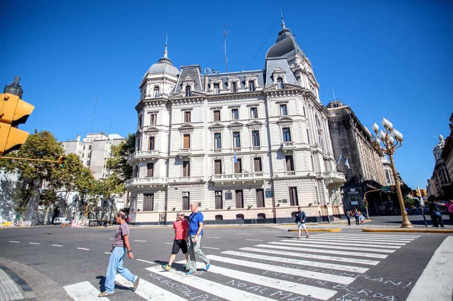 Classic City Tour of Buenos Aires: Neighborhoods and Emblems - La Boca and Caminito: color, creativity, and a real photo stop