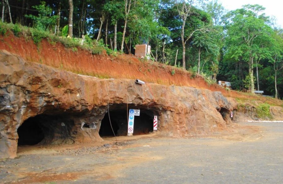 From Puerto Iguazu: San Ignacio Ruins and Wanda Mines Tour - Wanda Mines: Entering Gem Caves and Learning Why Geodes Matter