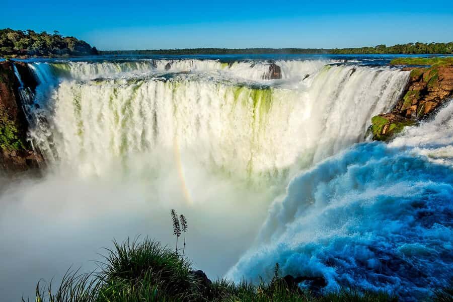 Iguazú Falls: The Natural Wonder of Argentina - How to pace the day: rainforest walking is part of the deal