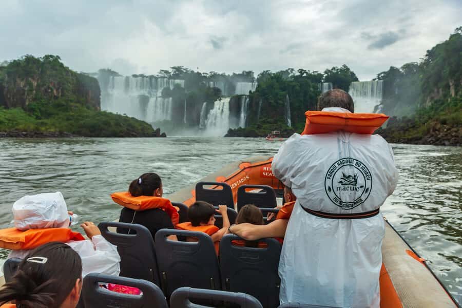Puerto Iguazu: Iguazu Falls Boat Tour and Gran Aventura - Porto Macuco float boats: 12 km of river time at speed