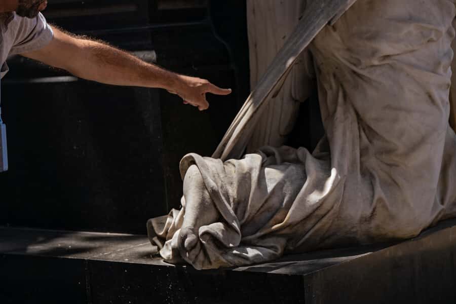 Recoleta Cemetery - Small Group Tour of History & Secrets - What to look for while Esteban tells the stories
