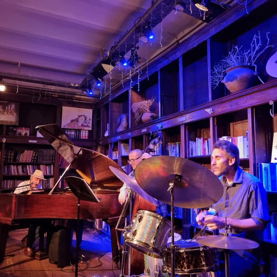 Recoleta Walking Tour and Live Jazz Show - Plaza Francia and Recoleta’s French-minded streets