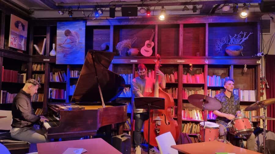 Recoleta Walking Tour and Live Jazz Show - Arroyo and 9 de Julio: a fast view of the bigger city