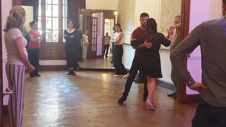 Tango Lesson in Buenos Aires with professional dancers - What you’ll learn: the basics, the embrace, and the tango walk