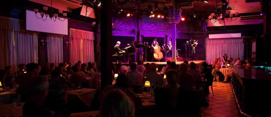 Tango Show at El Querandi with optional Dinner - The dance show: 1.5 hours of tango tradition on a main-hall stage